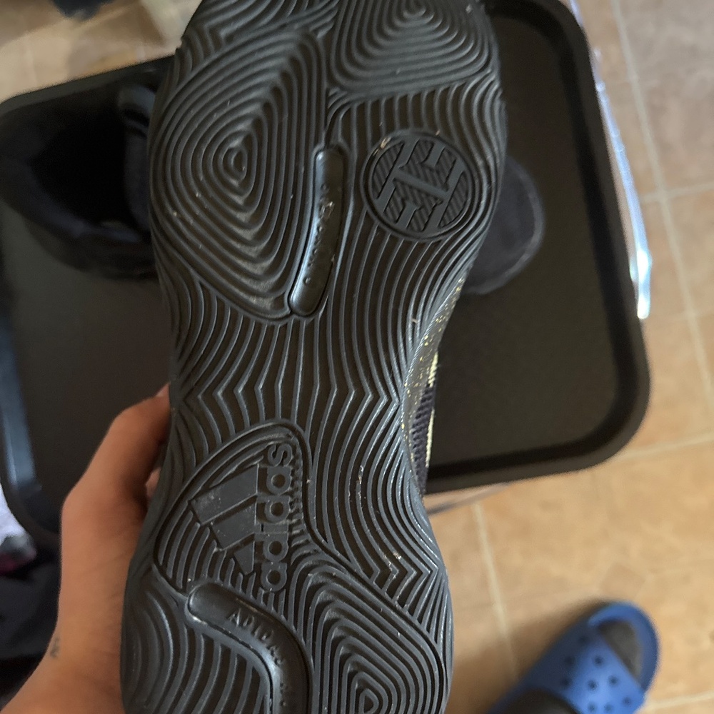 BASKETBALL SHOES - Picture 3 of 4